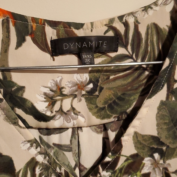 Short Tropical Patterned Casual Dress | Dynamite XS - Picture 4 of 10